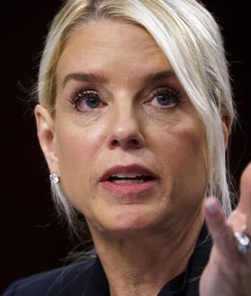 ΠΑΜ ΜΠΟΝΤΙ ΝΤΟΝΑΛΝΤ ΤΡΑΜΠ ΑΠΟΜΑΚΡΥΝΣΗ ΑΝΑΚΟΙΝΩΣΗ