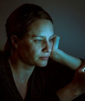 Δεν χαλάει τον ύπνο σου το μπλε φως του κινητού τελικά