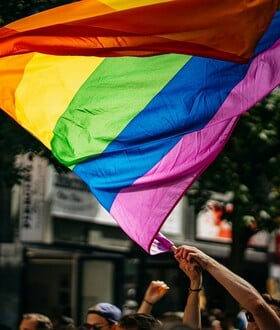 ΑΛΥΣΙΔΑ ΚΑΦΕ ΚΑΛΙΦΟΡΝΙΑ ΛΟΑΤΚΙ LGBT PRIDE