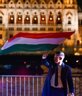 «Ρώσοι σπίτια σας!»: Η Ευρώπη πανηγυρίζει την πτώση Όρμπαν στην Ουγγαρία