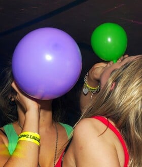 Γαλλία: «Έπρεπε να ζητήσω βοήθεια» - Όλο και περισσότεροι νέοι κάνουν κατάχρηση του αερίου του γέλιου