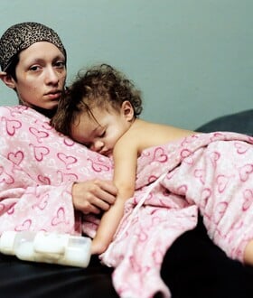 Τι αλλάζει όταν μια φωτογραφία για τη μητρότητα αφήνει τη μητέρα να μιλήσει;