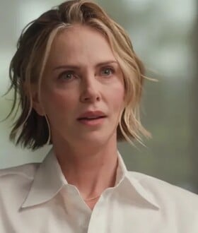 Η Σαρλίζ Θερόν μιλά ανοιχτά για τη νύχτα που η μητέρα της πυροβόλησε και σκότωσε τον πατέρα της