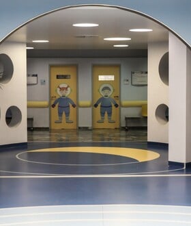 ΧΑΙΔΑΡΙ ΜΑΘΗΤΡΙΑ ΜΠΑΛΚΟΝΙ ΣΧΟΛΕΙΟ ΠΤΩΣΗ