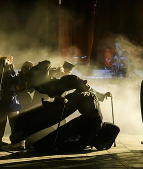 Ο Νίκος Καραθάνος ετοιμάζει ένα ρέκβιεμ και μια γιορτή με αφορμή την ταινία «Τζένη Τζένη»