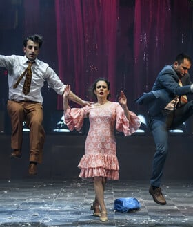 Ο Νίκος Καραθάνος ετοιμάζει ένα ρέκβιεμ και μια γιορτή με αφορμή την ταινία «Τζένη Τζένη»