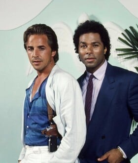 Το «Miami Vice» επιστρέφει στη δεκαετία του ’80 με τον Μάικλ Μπ. Τζόρνταν και τον Όστιν Μπάτλερ