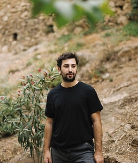 Από την Αθήνα στον Αργυρό Λέοντα: Ο Μάριο Μπανούσι και το θέατρο χωρίς λόγια που συγκινεί την Ευρώπη