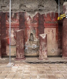 Στην Πομπηία, ένας κόκκινος τοίχος ξαναφέρνει στο φως τα μυστήρια του Διονύσου