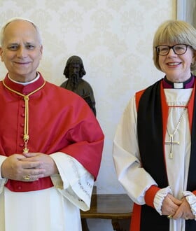 ΠΑΠΑΣ ΛΕΩΝ ΣΑΡΑ ΜΑΛΑΛΙ ΕΚΚΛΗΣΙΑ ΑΓΓΛΙΑΣ ΣΥΝΑΝΤΗΣΗ ΑΡΧΙΕΠΙΣΚΟΠΟΣ