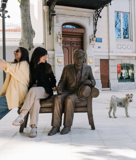 Μια θέση δίπλα στον Καβάφη