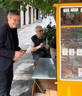 Ο Γουίλεμ Νταφόε στην Αθήνα: πρεμιέρα, κουλούρι και μια συνάντηση με τον Μάριο Μπανούσ