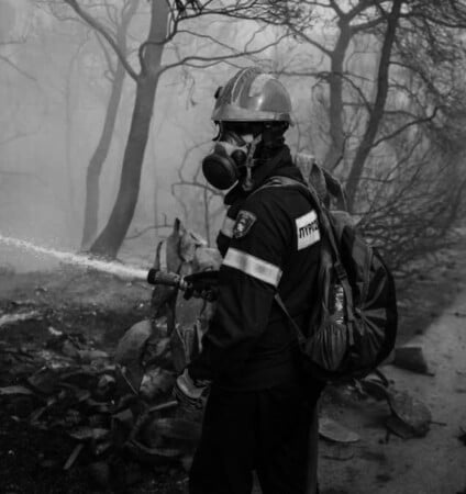 ΠΑΡΑΣΚΕΥΗ 15/08 - ΕΧΕΙ ΠΡΟΓΡΑΜΜΑΤΙΣΤΕΙ-Ένας εθελοντής πυροσβέστης μιλά για όσα ζει μέσα στο πύρινα μέτωπα 