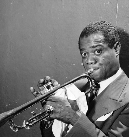 Η ζωή και η καριέρα του σπουδαίου Louis Armstrong μέσα από είκοσι στιγμιότυπα 