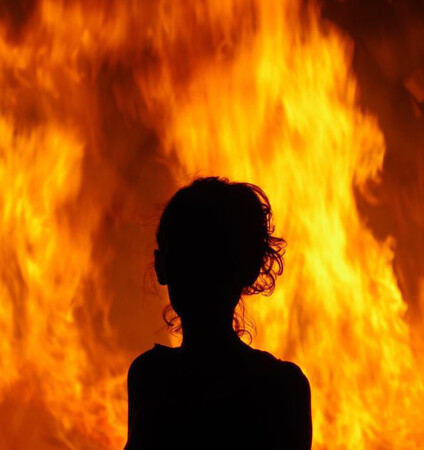ΔΕΥΤΕΡΑ 28/11-Την εξανάγκασε να καταπιεί πετρέλαιο και την έκαψε ζωντανή 