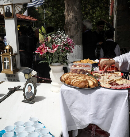 Το Πάσχα των νεκρών: Γεύμα πάνω στα μνήματα