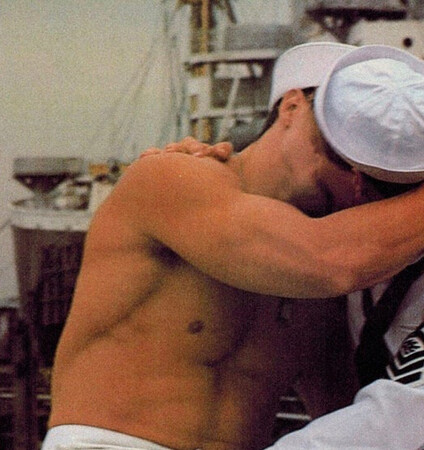 Η ερωτική ζωή ενός νεαρού γκέι ναυτικού