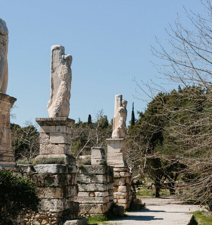 Γίγαντες, Τρίτωνες και ένα ανάκτορο στην Αθήνα