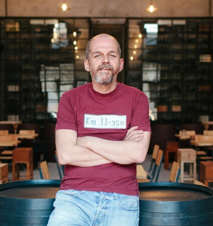 Paleo: Πώς ο Γιάννης Καϋμενάκης κατάφερε να δημιουργήσει ένα πετυχημένο wine bar εκτός πιάτσας, αποφεύγοντας το gentrification