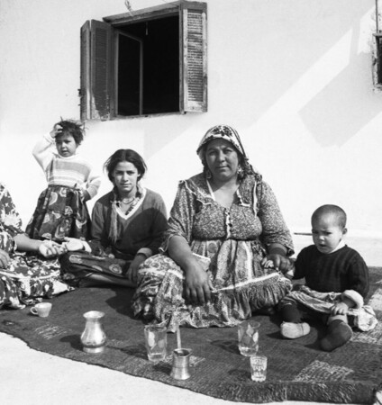 Τσιγγάνοι, Γύφτοι, Κατσίβελοι, Αθίγγανοι. Ποιες είναι οι «φυλές» των Ρομά στην Αθήνα;