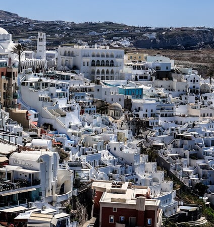 Υπερτουρισμός και υπερδόμηση: Tι πάει στραβά στον σχεδιασμό των νησιών; 