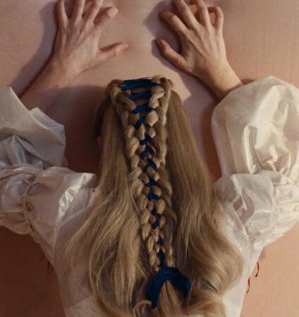 Η Έμιλι Μπροντέ άναψε και πάλι φωτιές