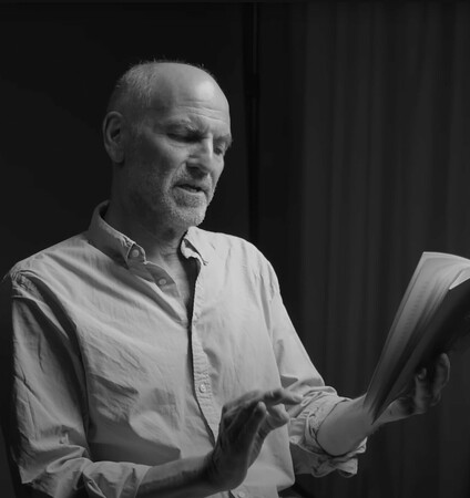 «Νόκερ»: Ο Ακύλλας Καραζήσης διαβάζει το πιο δυνατό διήγημα του «Γκιακ»