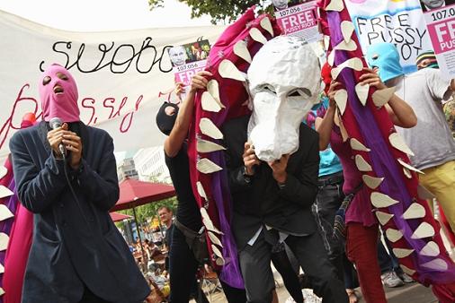 Διαμαρτυρίες έξω απο την πρεσβεία στο Βερολίνο μετά την καταδίκη των Pussy Riot