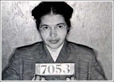 Εικόνα: Ρόζα Πάρκς. Την 1η Δεκεμβρίου του 1955, συλλαμβάνεται στο Μοντγκόμερυ της Αλαμπάμα η μαύρη μοδίστρα που αρνήθηκε να δώσει την θέση της στο λεωφορείο σε ένα λευκό. 