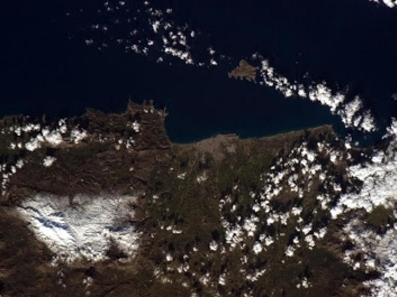 Κρήτη:Heraklion and the visible palace of Knossos, on the island of Crete, Greece