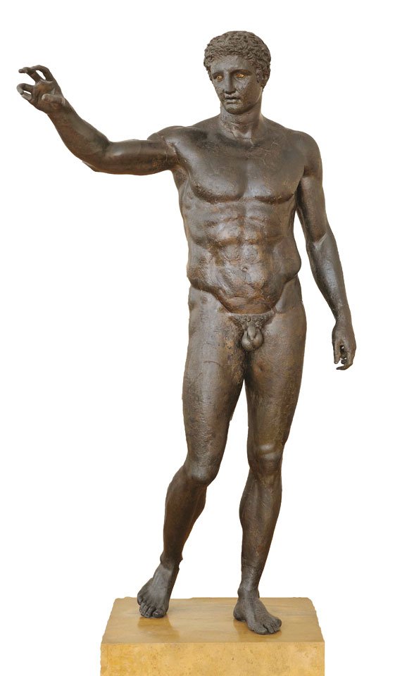 Ο Έφηβος των Αντικυθήρων, γύρω στα 340-330 π.Χ. Έχει ερμηνευτεί κατά καιρούς ως Απόλλωνας, Λόγιος Ερμής, Ηρακλής κ.λπ. 