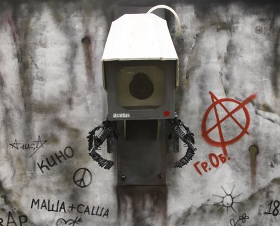 Τα media τον ονόμασαν "Banksy της Μόσχας". Οι ομοιότητες με τα έργα του Banksy είναι ολοφάνερες