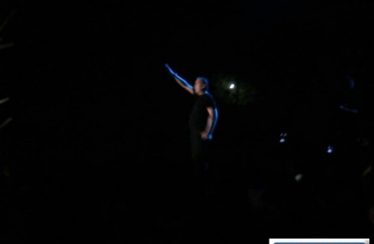 O Σταμάτης Γονίδης χαιρετάει ναζιστικά σε συναυλία προχθες το βράδυ στο νομό Ηλείας. Φωτογραφία απο το patrastimes.gr