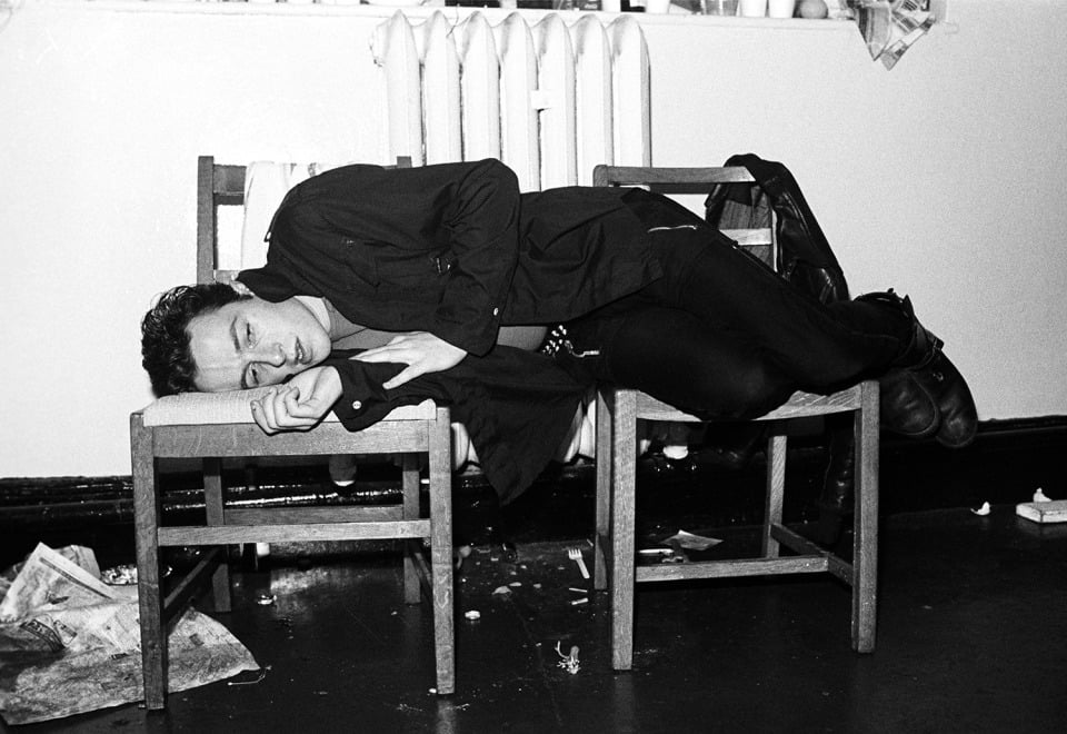 Ο Joe Strummer των "Clash" κοιμάται backstage μετά απο ένα gig στο Bath της Αγγλίας. Μια φωτογραφία της Kate Simon απο τον Δεκέμβρη του 1978 