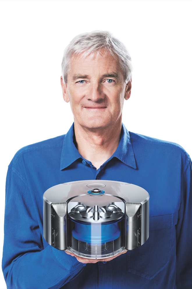 O James Dyson κρατά στα χέρια του την Eye 360