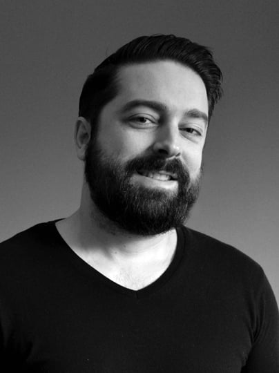 Ο γραφίστας Mike Karolos